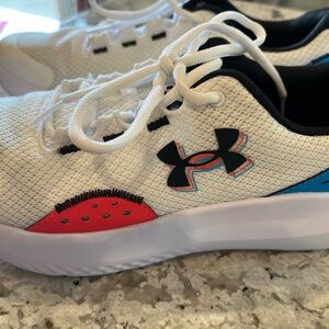 Under Armour Surge 4 sneakers sz 7y
